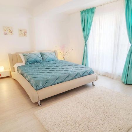 Airport Apartment 70 Squared Meters Отопени Екстериор снимка