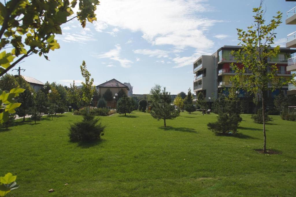 Airport Apartment 70 Squared Meters Отопени Екстериор снимка