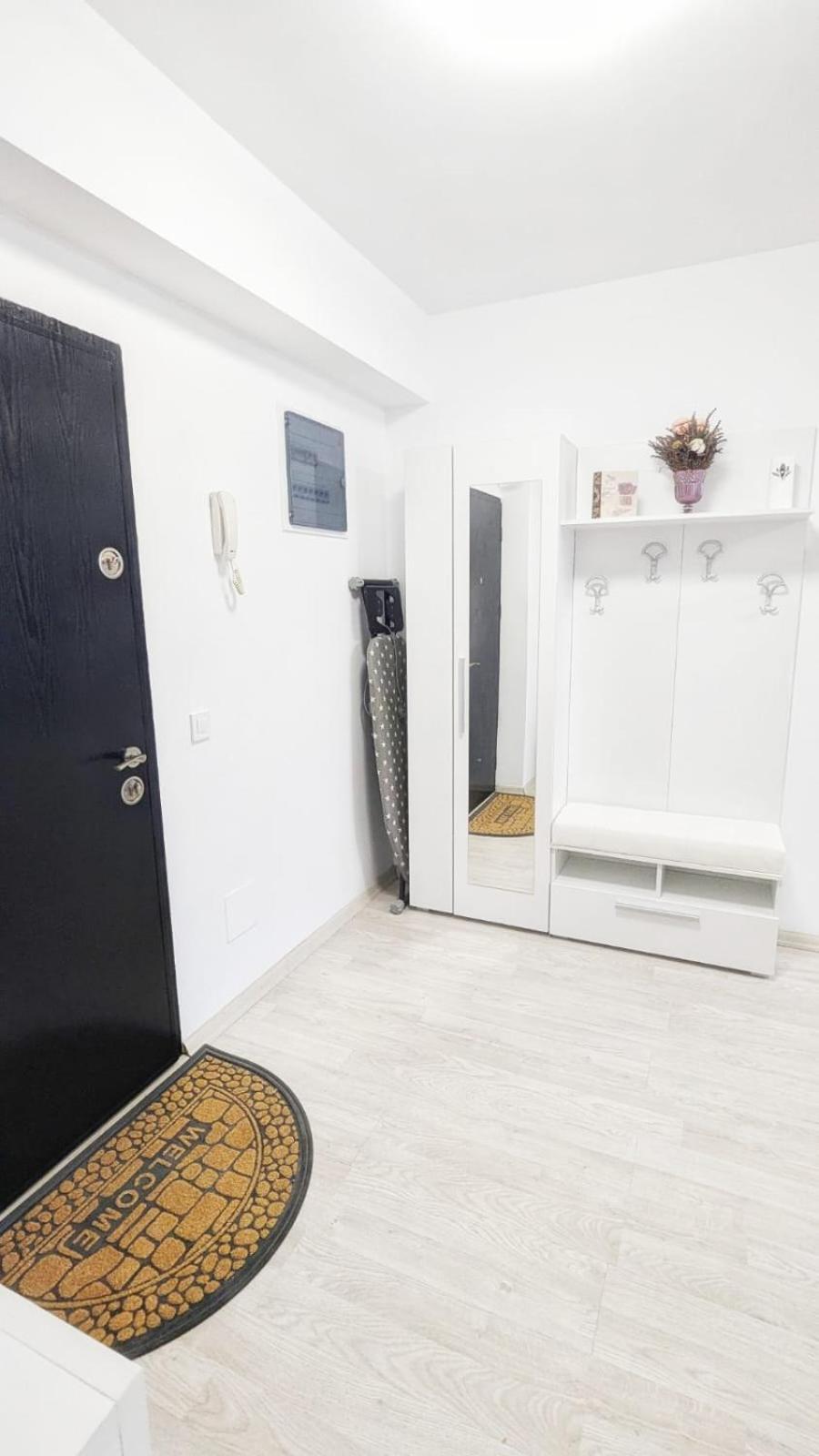 Airport Apartment 70 Squared Meters Отопени Екстериор снимка